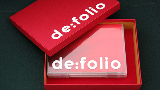 Photograph of the box and DVD case of de:folio.